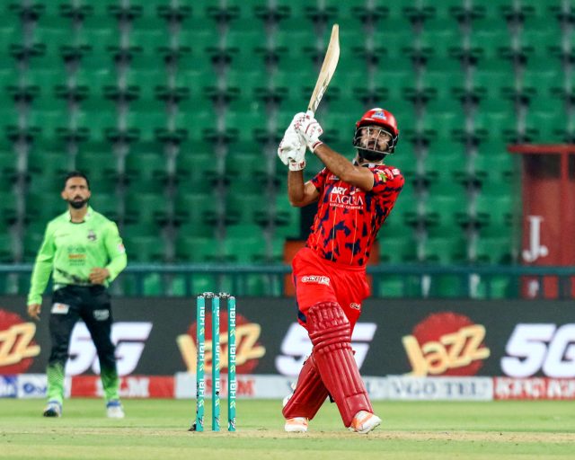 Warner, Khushdil seal thrilling win for Karachi Kings over Lahore Qalandars